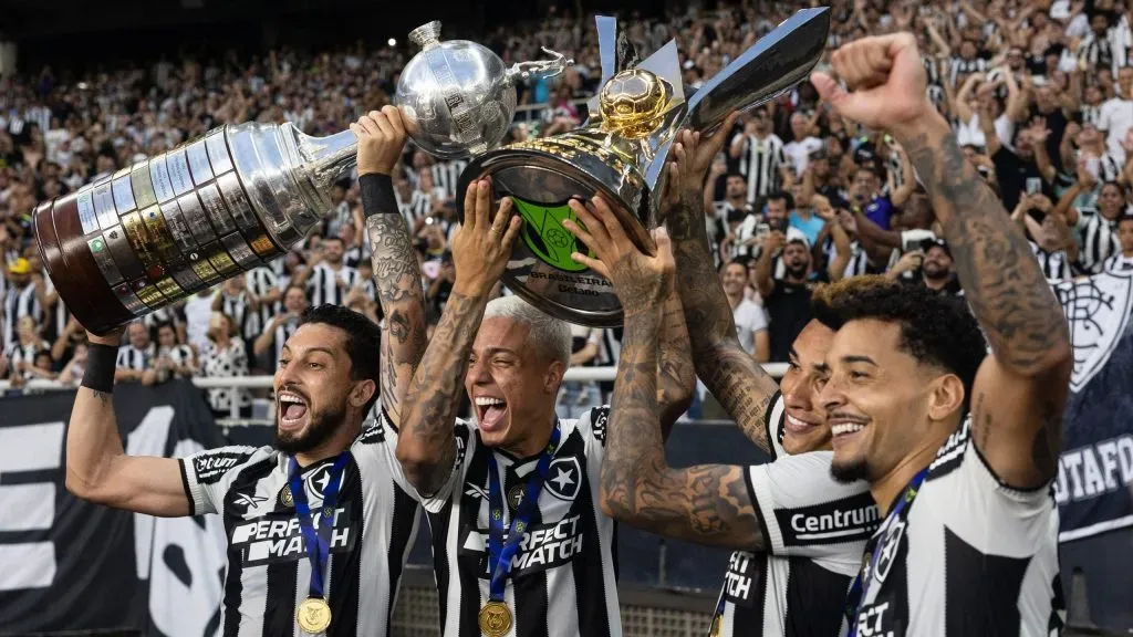 Jogadores do Botafogo com os troféus da Copa Libertadores 2024 e Brasileirão 2024. Foto: Ruano Carneiro
