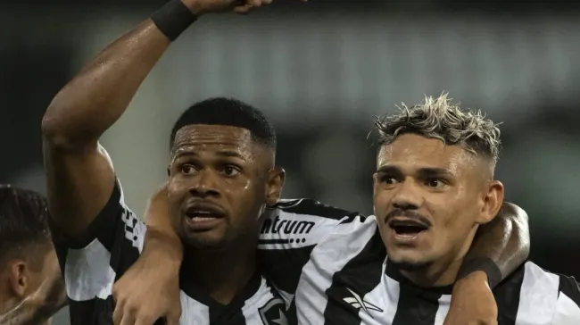 Foto: Jorge Rodrigues/AGIF – Tiquinho Soares pode trocar de clube no Rio de Janeiro.