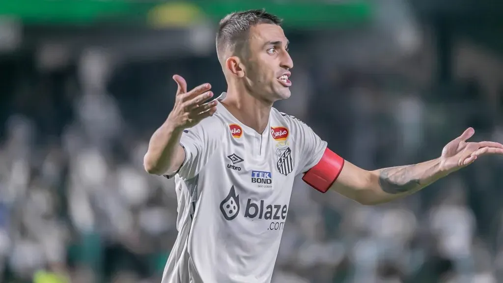 Joao Schmidt jogador do Santos durante partida contra o Coritiba no estadio Couto Pereira pelo campeonato Brasileiro B 2024. Foto: Fernando Teramatsu/AGIF