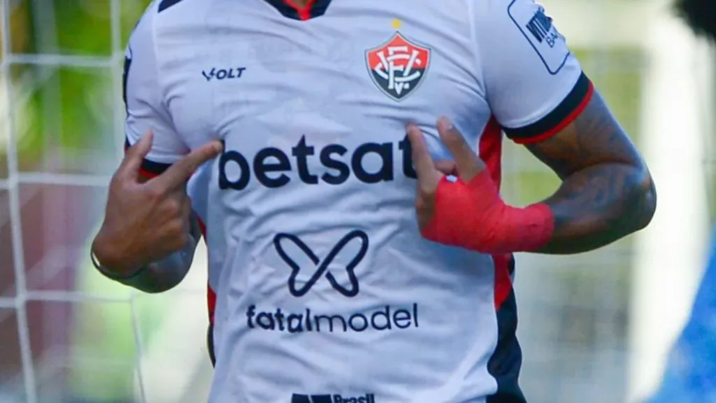 Fatal Model estampa o uniforme do Vitória - Foto: Jhony Pinho/AGIF.