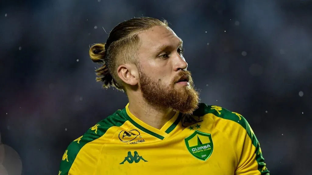 Isidro Pitta olhando para o lado com camisa amarela - Foto: Thiago Ribeiro/AGIF