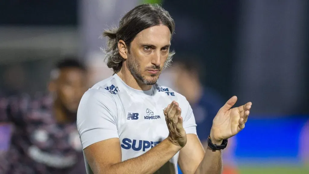 Zubeldia terá que atuar com ajuda da base – Foto: Anderson Romão/AGIF