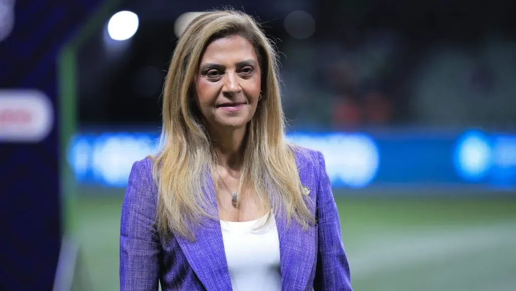 Leila Pereira sorrindo com paletó roxo - Foto: Ettore Chiereguini/AGIF