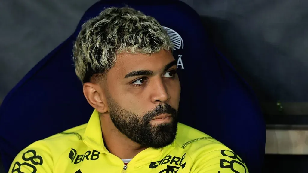 Gabigol com colete amarelo no banco - Foto: Buda Mendes/Getty Images