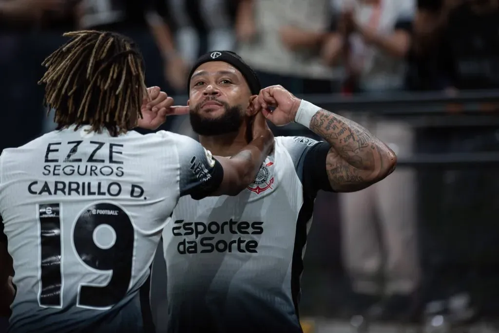 Memphis Depay comemorando. Foto: Ronaldo Barreto/Thenews2/Imago images