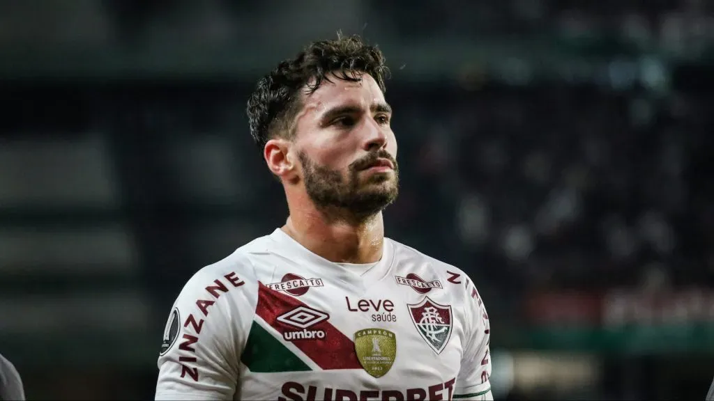 Martinelli sério com camisa branca do Fluminense - Foto: Leonardo Hubbe/AGIF