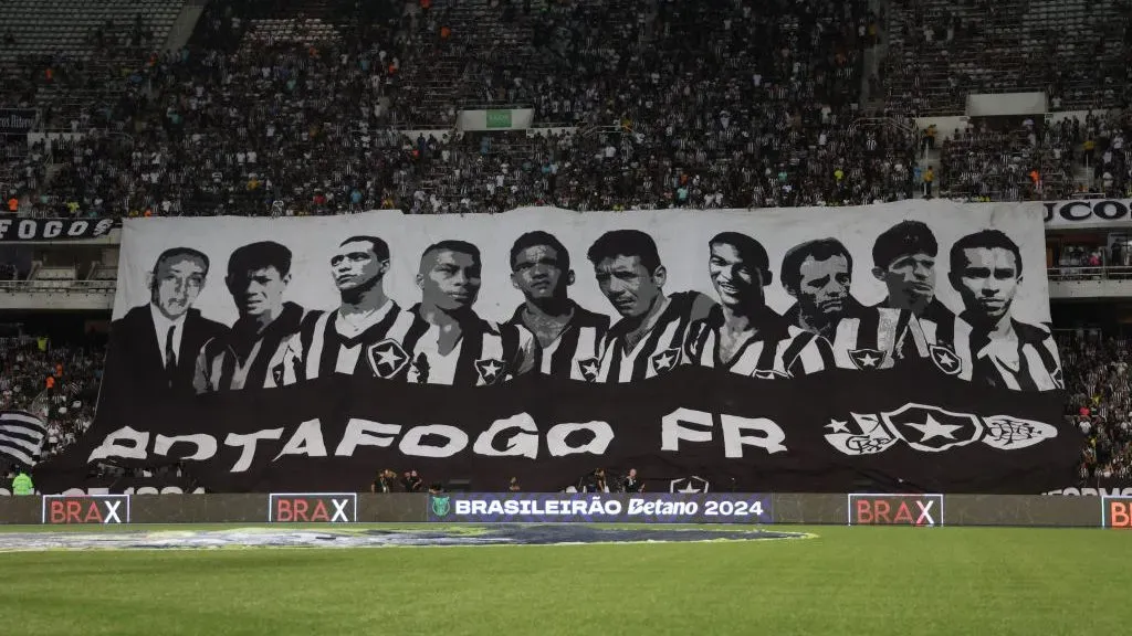 Bandeira com grandes ídolos do Botafogo. Foto: Lucas Figueiredo/Getty Images