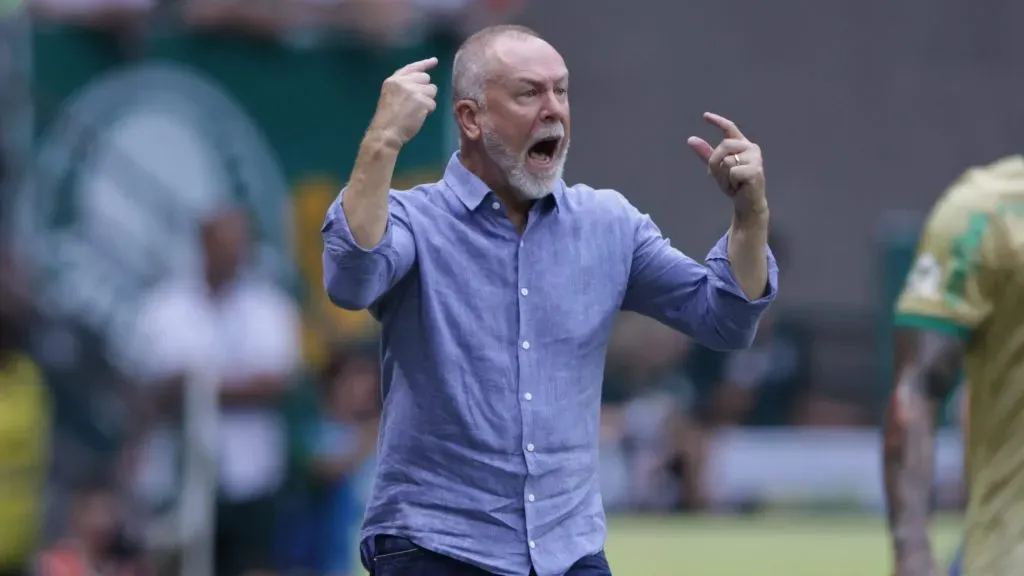 Mano Menezes trabalha junto com diretoria pela qualificação do elenco – Foto: Ettore Chiereguini/AGIF