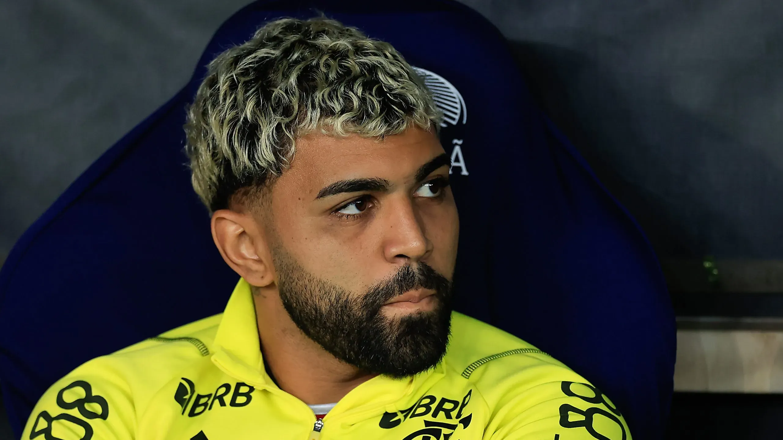 Gabigol com colete amarelo no banco - Foto: Buda Mendes/Getty Images