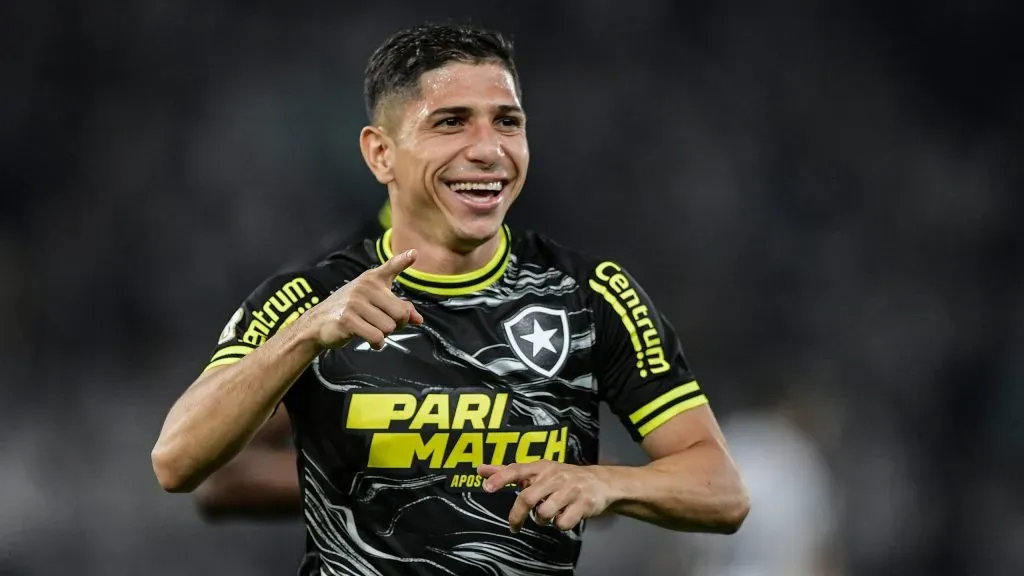 Savarino comemorando. Foto: Thiago Ribeiro/AGIF