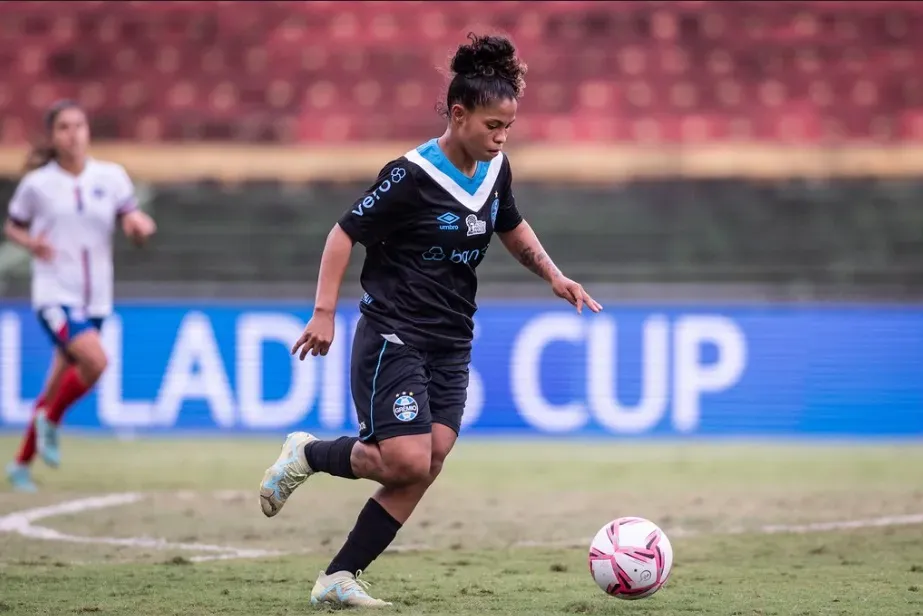 Dayana Rodriguez brilha novamente em assistência perfeita para Maria Dias que abriu o placar para as Gurias Gremistas no Brasil Ladies Cup 2024, no Canindé neste domingo. Foto: Guilherme Veiga/Brasil Ladies Cup