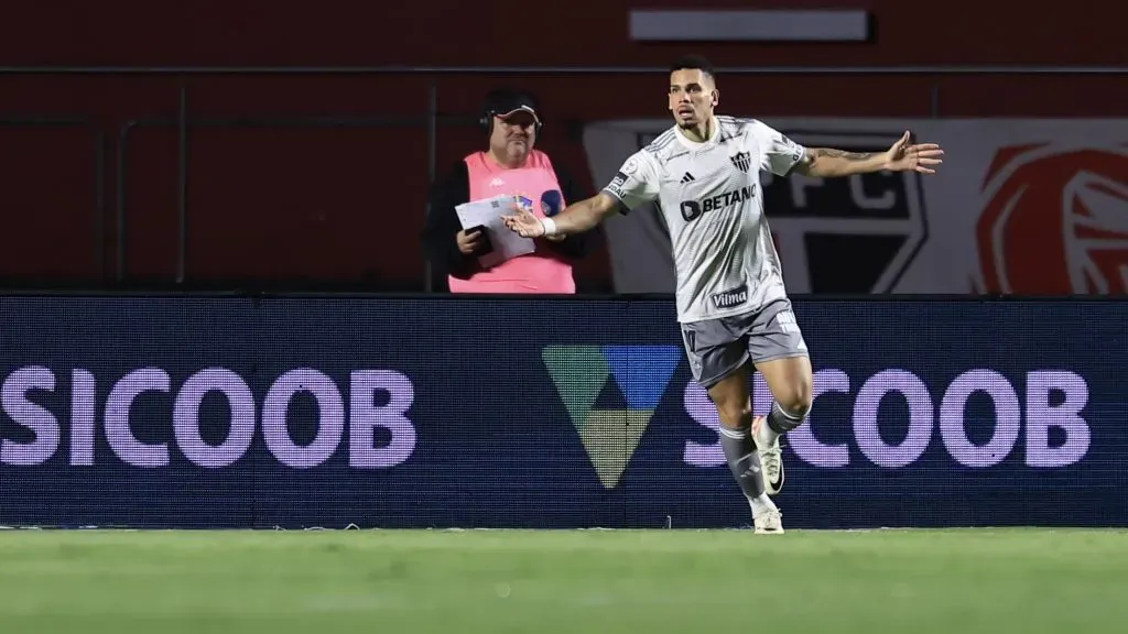 Paulinho comemora gol no Morumbis. Foto: Marcello Zambrana/AGIF