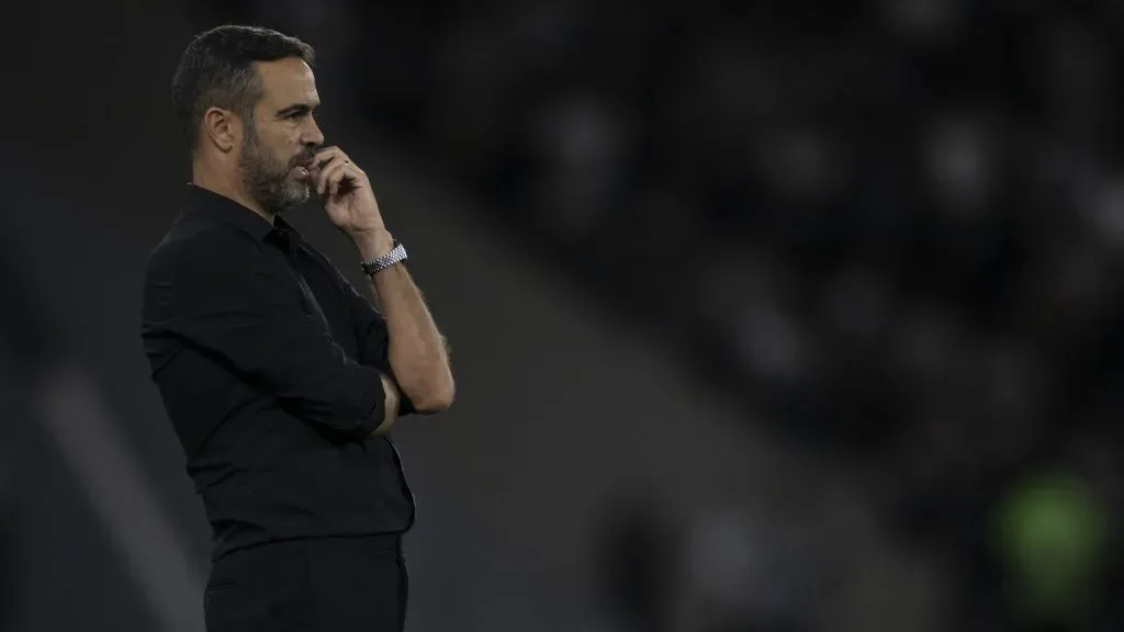 Artur Jorge durante partida. Foto: Jorge Rodrigues/AGIF