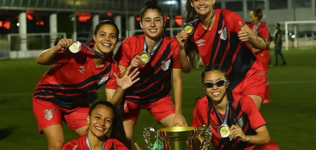 Gurias Furacão comemoram quinto título da equipe feminina na competição estadual. Foto: Duda Matoso/athletico