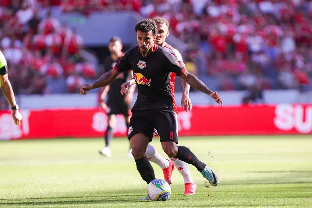 Lucas Evangelista em partida diante do Internacional. Foto: Maxi Franzoi/AGIF