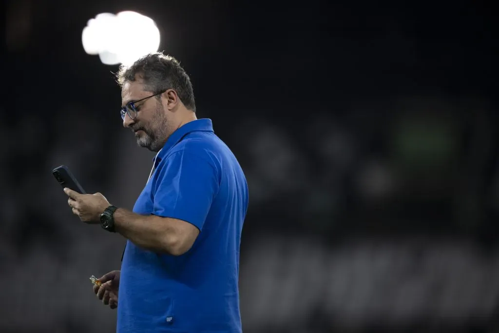 Mattos durante partida entre Botafogo e Cruzeiro. Foto: Jorge Rodrigues/AGIF