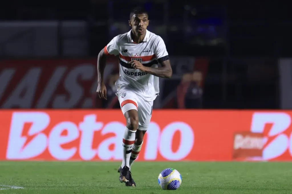 Luiz Gustavo durante partida pelo São Paulo. Foto: Marcello Zambrana/AGIF