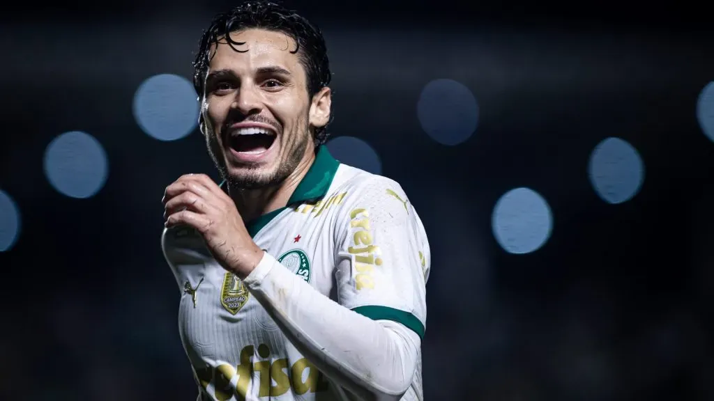 Raphael Veiga comemorando. Foto: Isabela Azine/AGIF