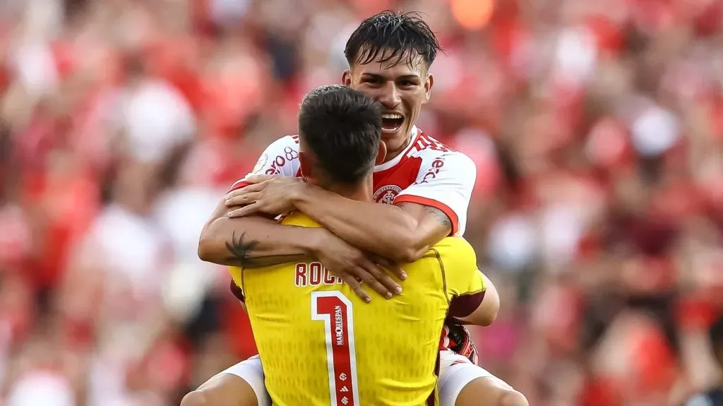 Bernabei abraçando Rochet pelo Internacional - Foto: Pedro H. Tesch/Getty Images