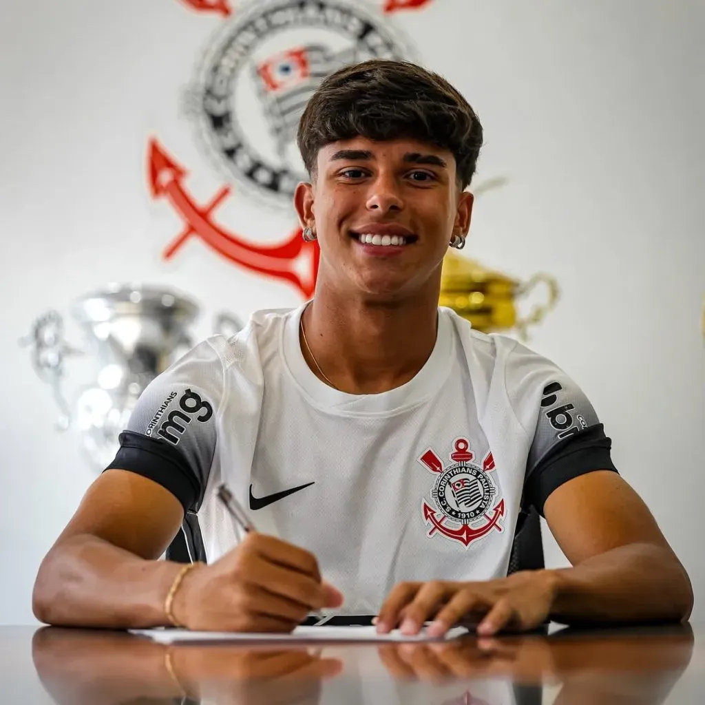 Jovem assinou no Corinthians - Foto: Instagram/Lucas Gabriel.