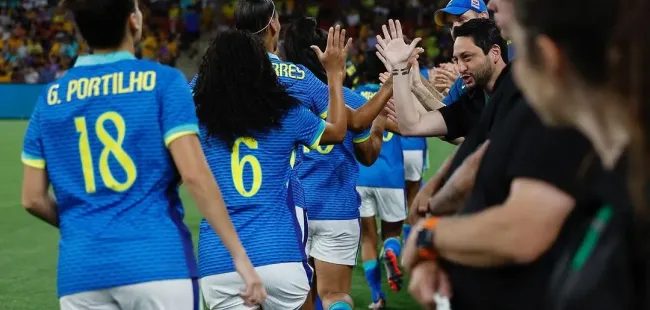 Arthur Elias, comemora vitória sobre a Austrália com as jogadoras da Seleção Brasileira. Foto: Rafael Ribeiro/CBF