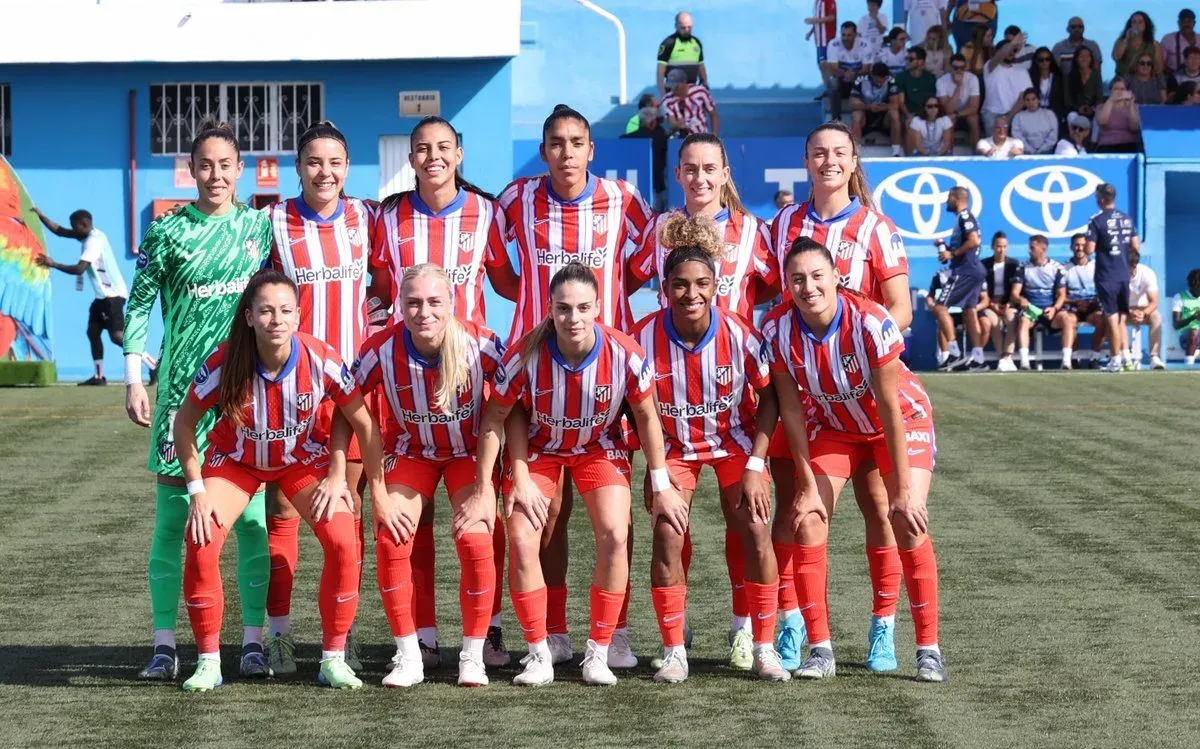 Lauren e Gio reunidas com o elenco do clube espanhol pela Liga F (campeonato feminino da Espanha). Foto: Reprodução/Atlético de Madrid Fem