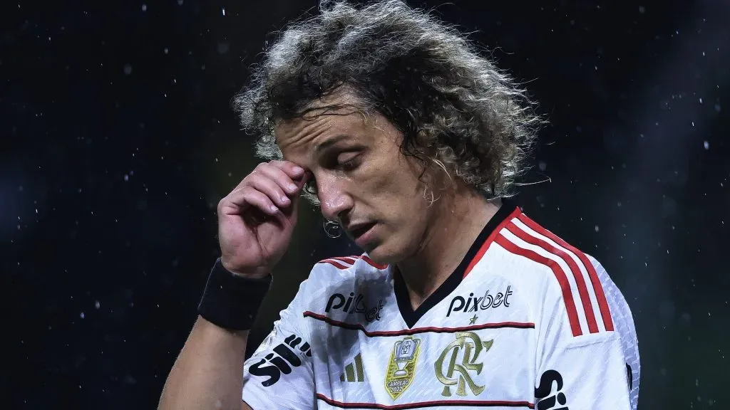 David Luiz cabisbaixo. Foto: Ettore Chiereguini/AGIF