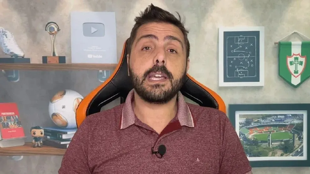 Jornalista em seu canal. Foto: Reprodução/YouTube oficial Jorge Nicola