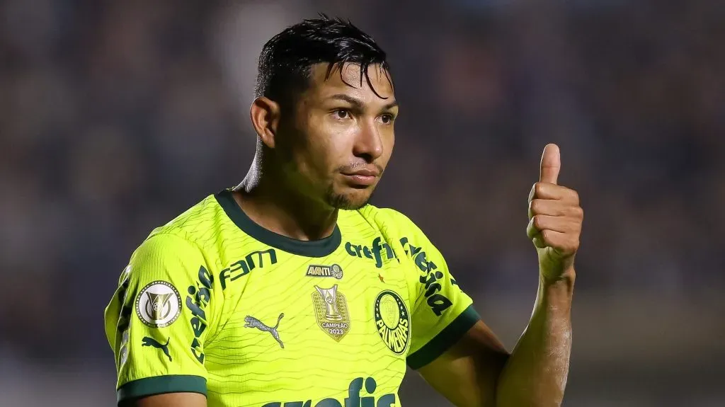 Rony fazendo sinal positivo com camisa verde limão - Foto: Pedro H. Tesch/Getty Images