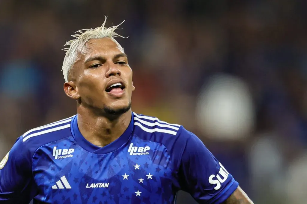 Gabriel Veron comemora gol pelo Cruzeiro - Foto: AGIF