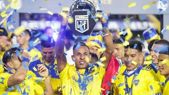 Sebastian Villa levantando taça. Foto: Daniel Jayo/Getty Images