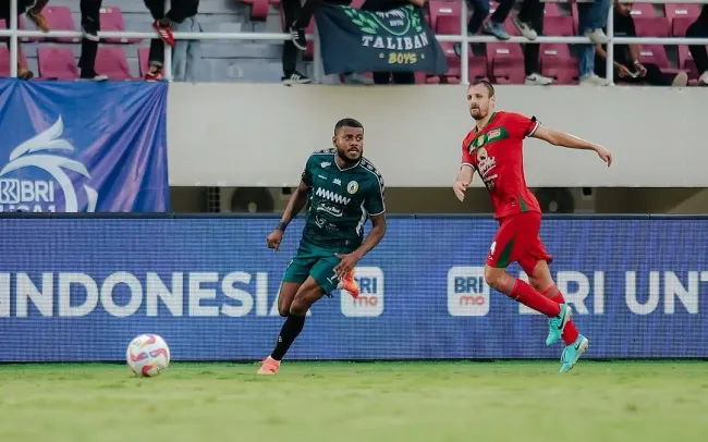 Marcelo Cirino, durante vitória de 3 a 1 sobre o Persebaya Surabaya pela Liga 1. Foto: Divulgação/PSS Sleman