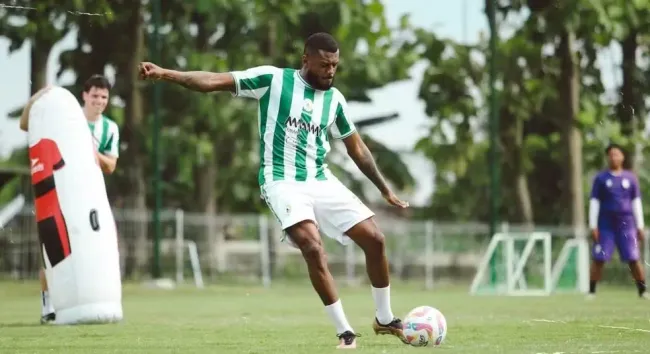 Marcelo Cirino, durante treino coletivo no PSS Sleman, da Indonésia. Foto: Divulgação/PSS Sleman