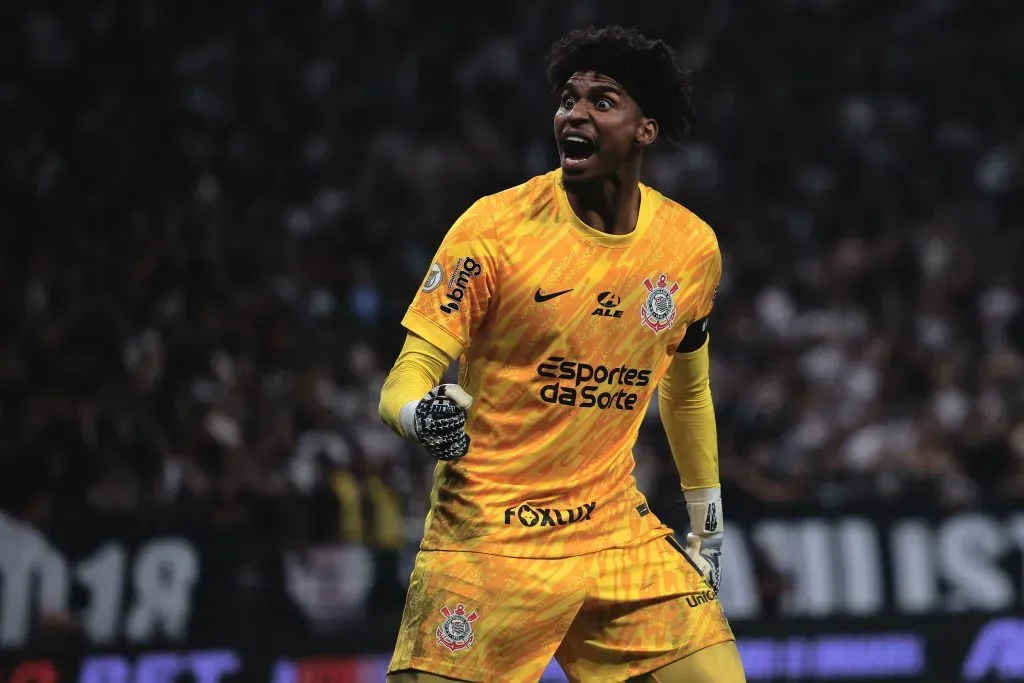 Hugo Souza em jogo do Corinthians. Foto: Ettore Chiereguini/AGIF