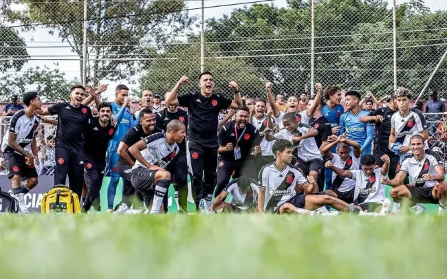 Meninos da Colina comemoram vitória sobre o Juventus-SP e classificação na Copinha 2025 para terceira fase. Foto: Vinícius Gentil/Vasco da Gama