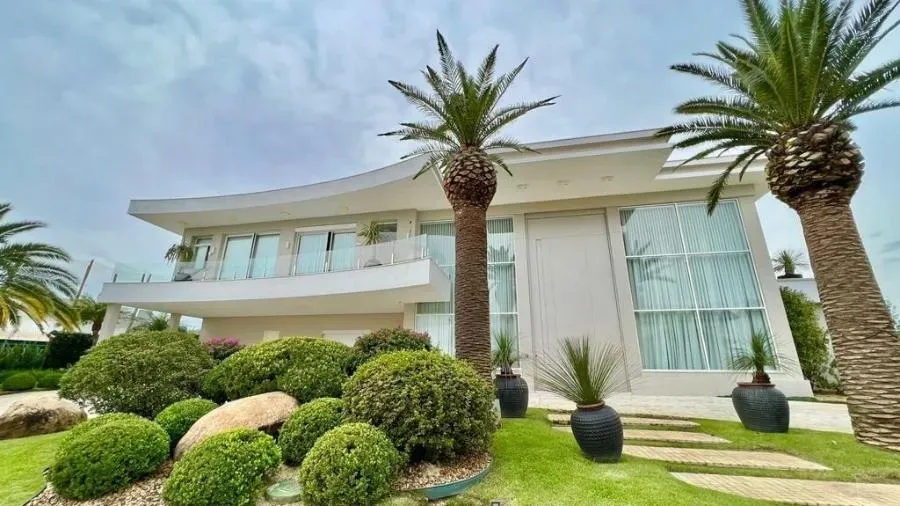 Imóvel tem 1.200m² com cinco suítes, duas piscinas, mesas de pôquer até pequena marina. Foto: Franklin Corretor/Divulgação Lux Group