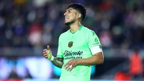 Carlos Salcedo durante partida. Foto: Sergio Mejia/Getty Images