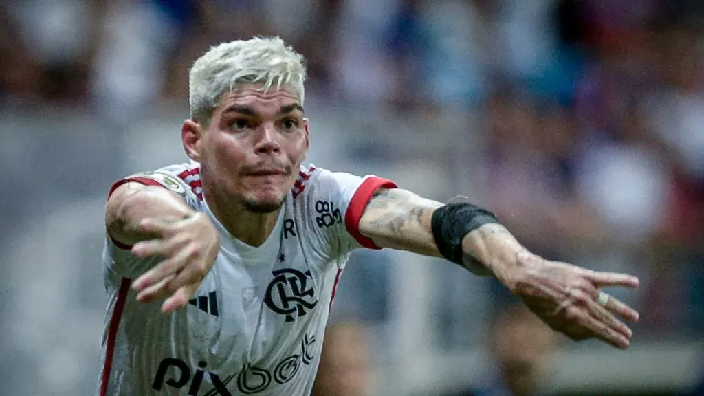 Ayrton Lucas pode ser vendido pelo Flamengo - Foto: Jhony Pinho/AGIF.