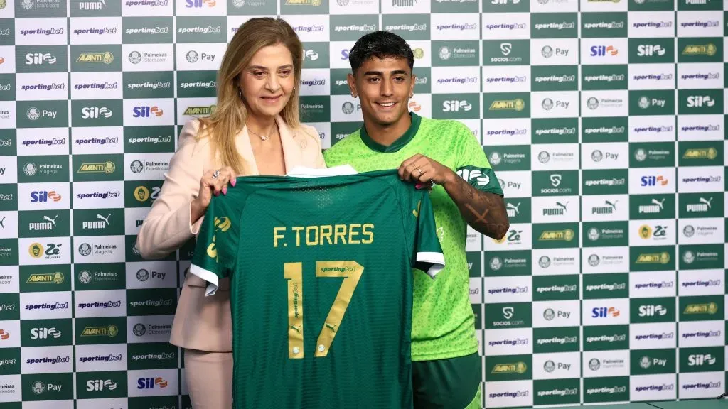 Facundo Torres e Leila Pereira em apresentação oficial do uruguaio