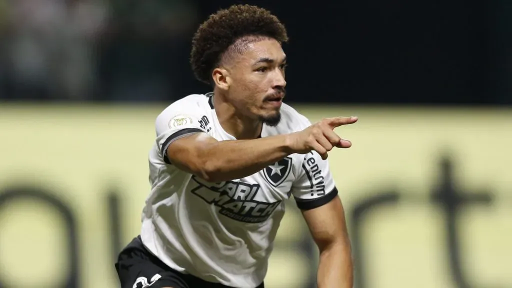 Adryelson é apresentado pelo novo clube – Foto: Miguel Schincariol/Getty Images