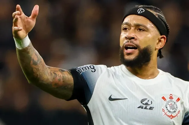 Memphis Depay em partida do Corinthians pelo Brasileirão 2024 Foto: Joisel Amaral/AGIF