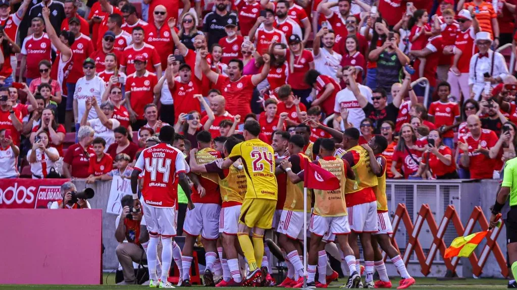 Jogadores do Internacional comemorando gol. Foto: Maxi Franzoi/AGIF