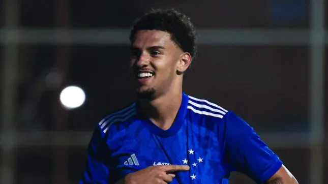 Gui Meira aponta escudo do Cruzeiro ao comemorar gol - Foto: Gustavo Martins/Cruzeiro