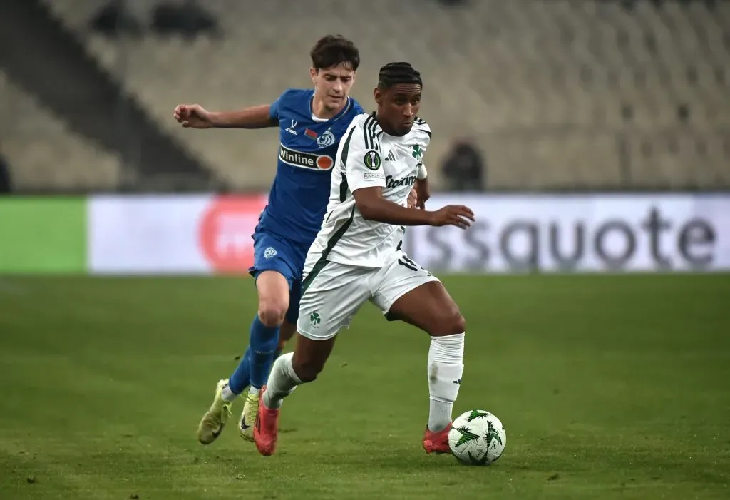 Tetê partindo pra cima da zaga em Panathinaikos x Dínamo - Foto: Getty Images