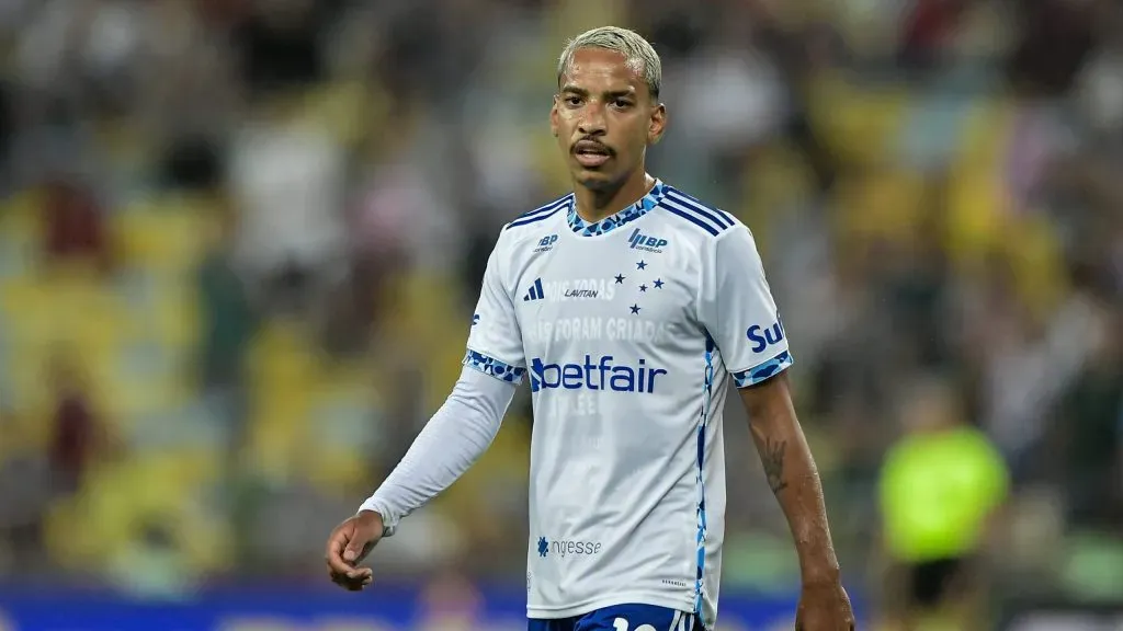 Matheus Pereira em partida pela Raposa