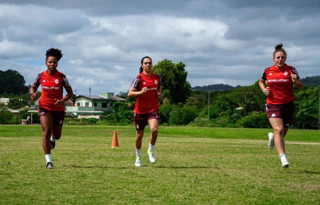 Letícia Debiasi, durante treino coletivo da pré-temporada com as companheiras das Gurias Coloradas. Foto: Lara Vantzen / Internacional