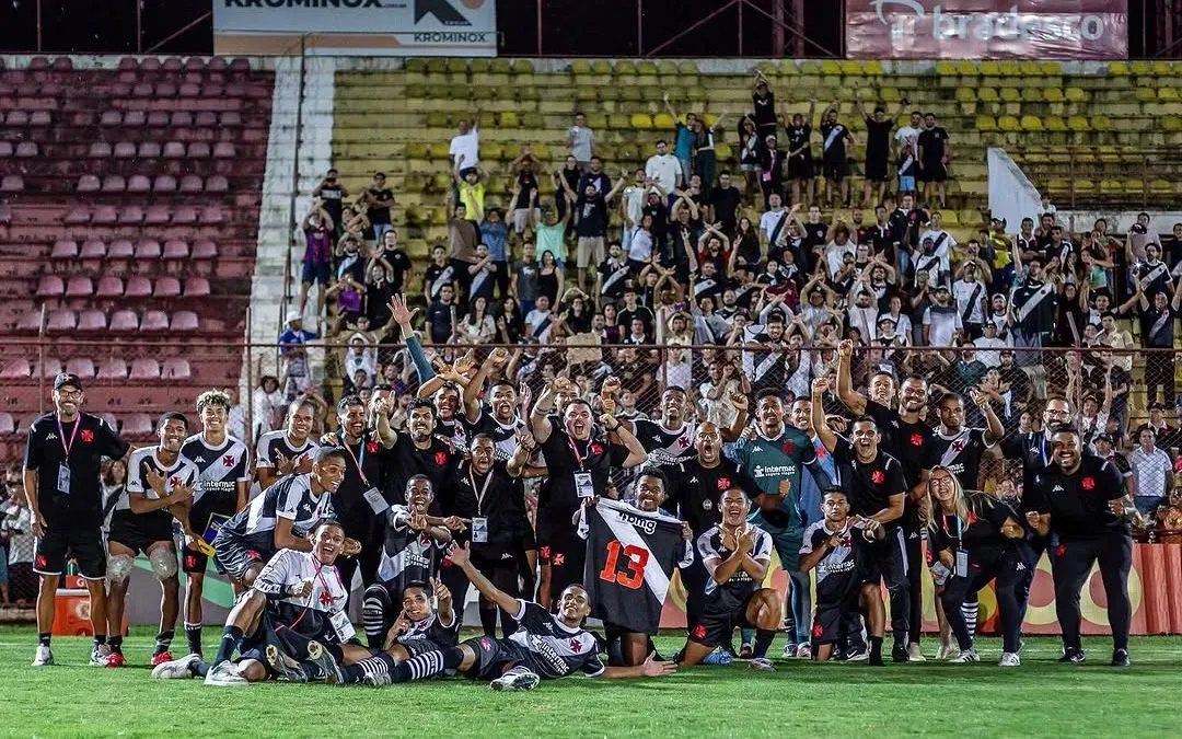 Jogadores da base do Vasco e equipe comemoram vitória e classificação nas quartas de final da competição paulista. Foto: Vinicius Gentil/Vasco