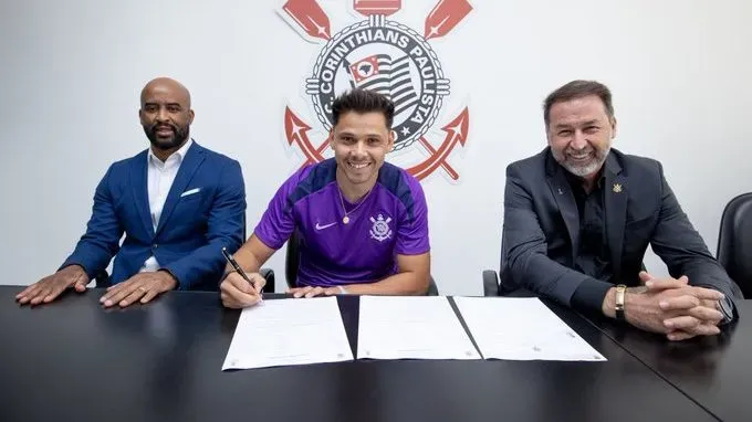 Romero durante assinatura de contrato. Foto: Rodrigo Coca/Ag. Corinthians