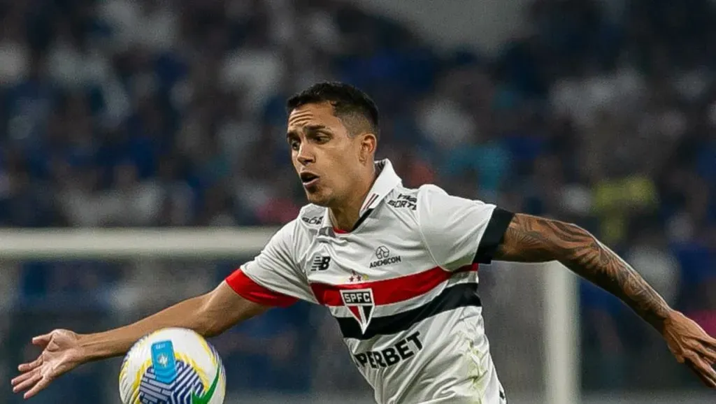 Foto: Fernando Moreno/AGIF – Lateral é muito criticado por torcedores após jogo contra o Flamengo.