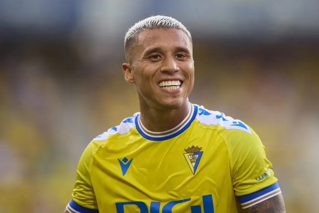 Darwin Machís sorrindo em jogo com camisa do Cádiz - Foto: Fran Santiago/Getty Images